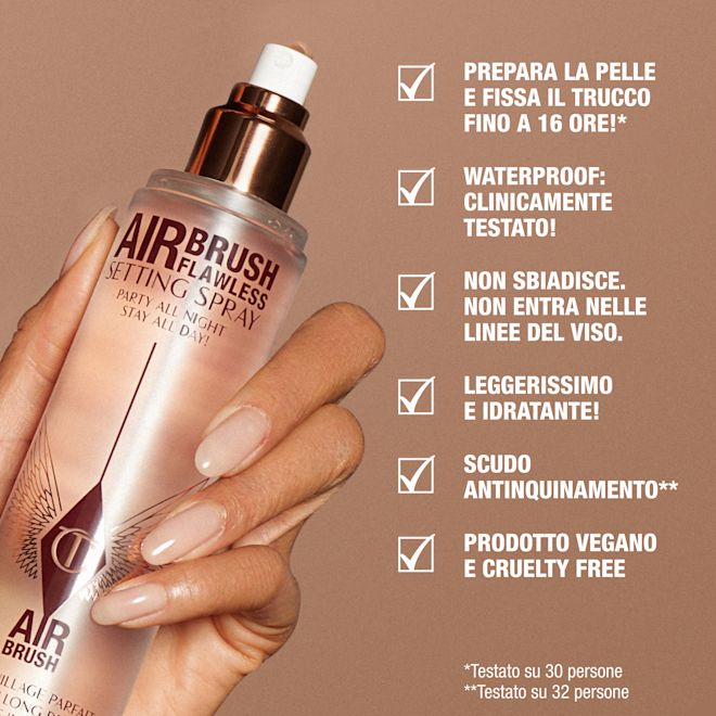 Infografica Airbrush Flawless Setting Spray Una mano che tiene un flacone color oro rosa di Charlotte Tilbury Airbrush Flawless Setting Spray su sfondo beige. Il testo evidenzia i benefici del prodotto: prepara e fissa il trucco fino a 16 ore, impermeabile, non sbiadisce o entra nelle pieghe, leggero e idratante, scudo anti-inquinamento, vegano e cruelty-free.