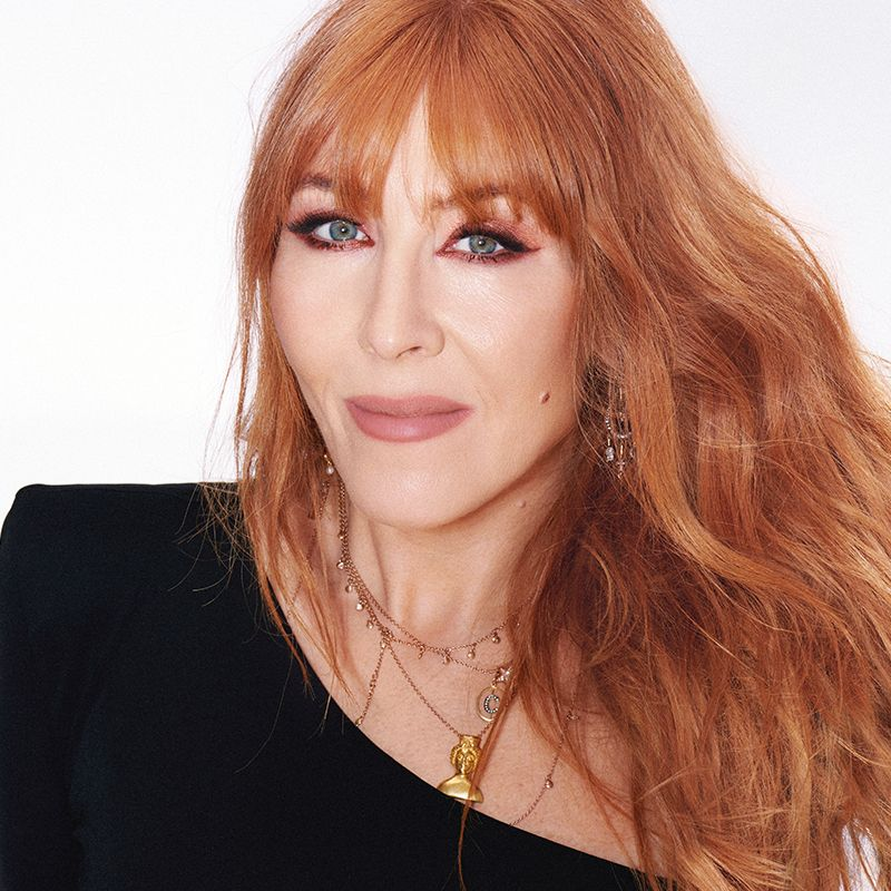 Charlotte Tilbury indossa un make-up seguendo la sua routine di trucco per rosse