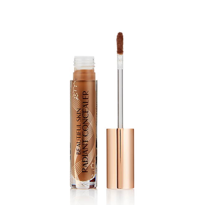 Beautiful Skin Concealer in Farbton 15, geöffnet Dunkelbrauner, strahlender Concealer in einem Glasfläschchen mit dem Text „Beautiful Skin Concealer“ und daneben seine goldfarbene Kappe und sein angeschrägter Applikator.