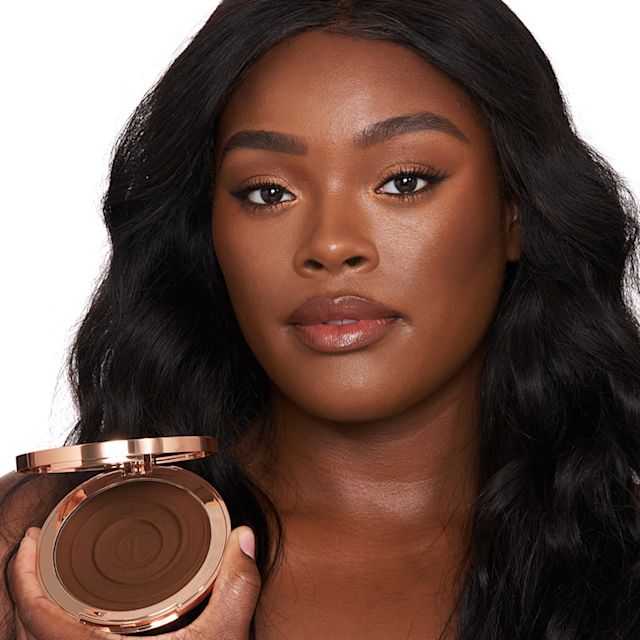 Modelo con Bronceador para aportar calidez al rostro 
