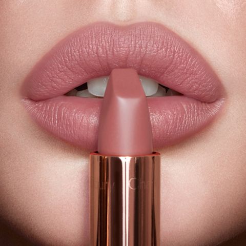 La modella indossa il miglior rossetto nude di Charlotte per la pelle chiara