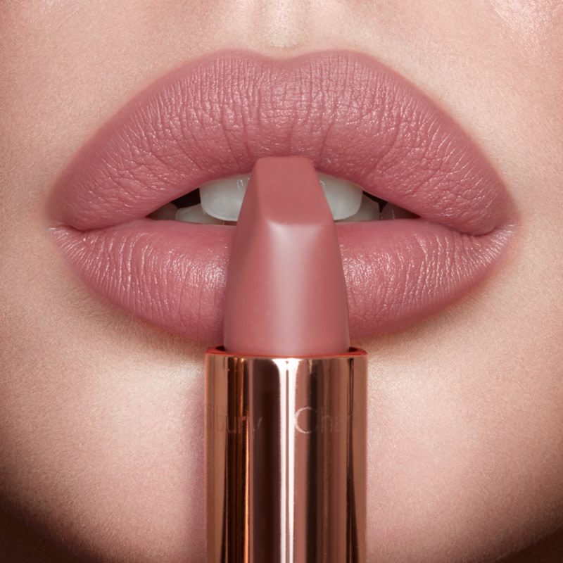 Model trägt Charlottes besten nudefarbenen Lippenstift für helle Haut
