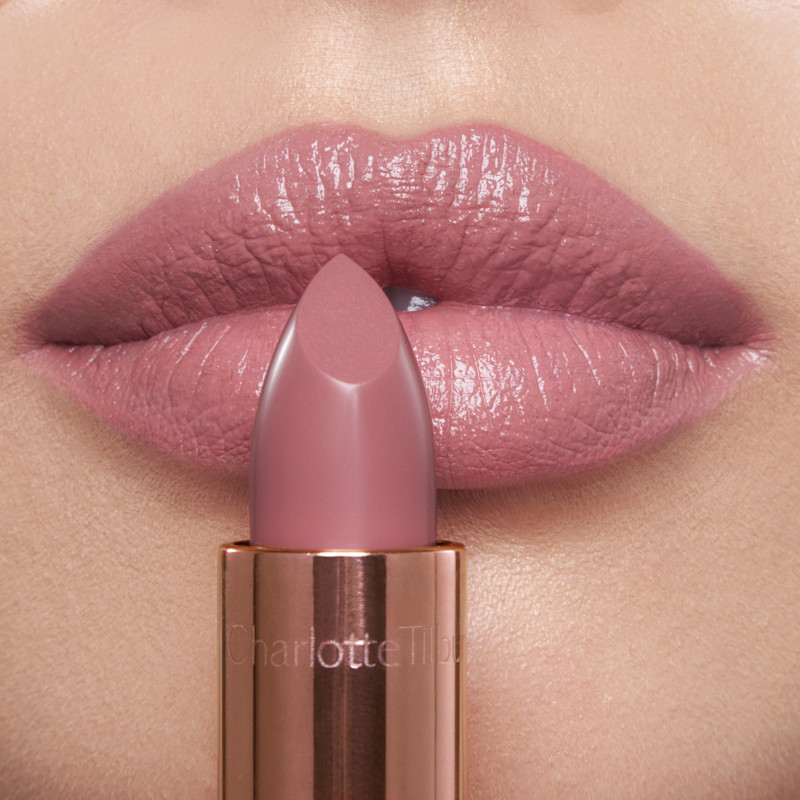Primer plano de labios de modelo de piel clara con la barra de labios Kissing en Pillow Talk Fair