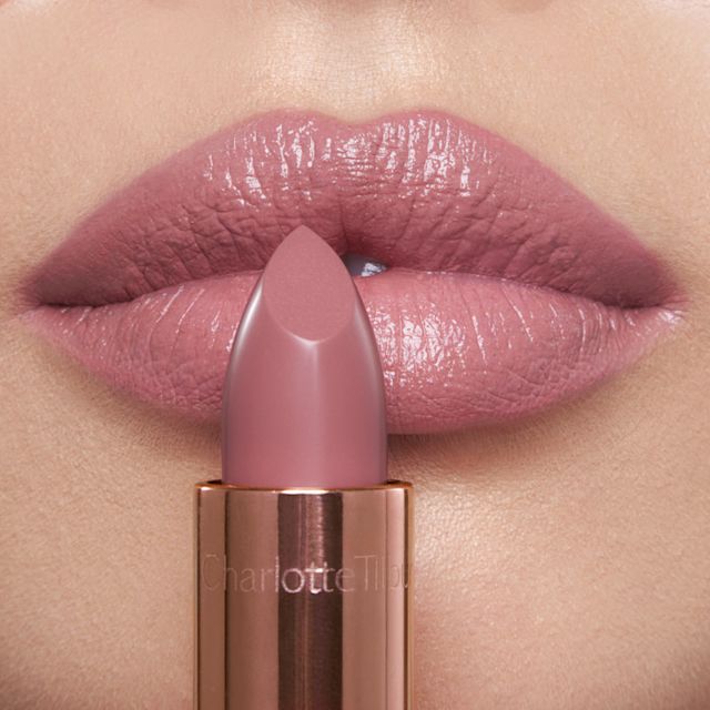 Primo piano di labbra di una modella dalla pelle chiara che indossa il rossetto Kissing in Pillow Talk Fair