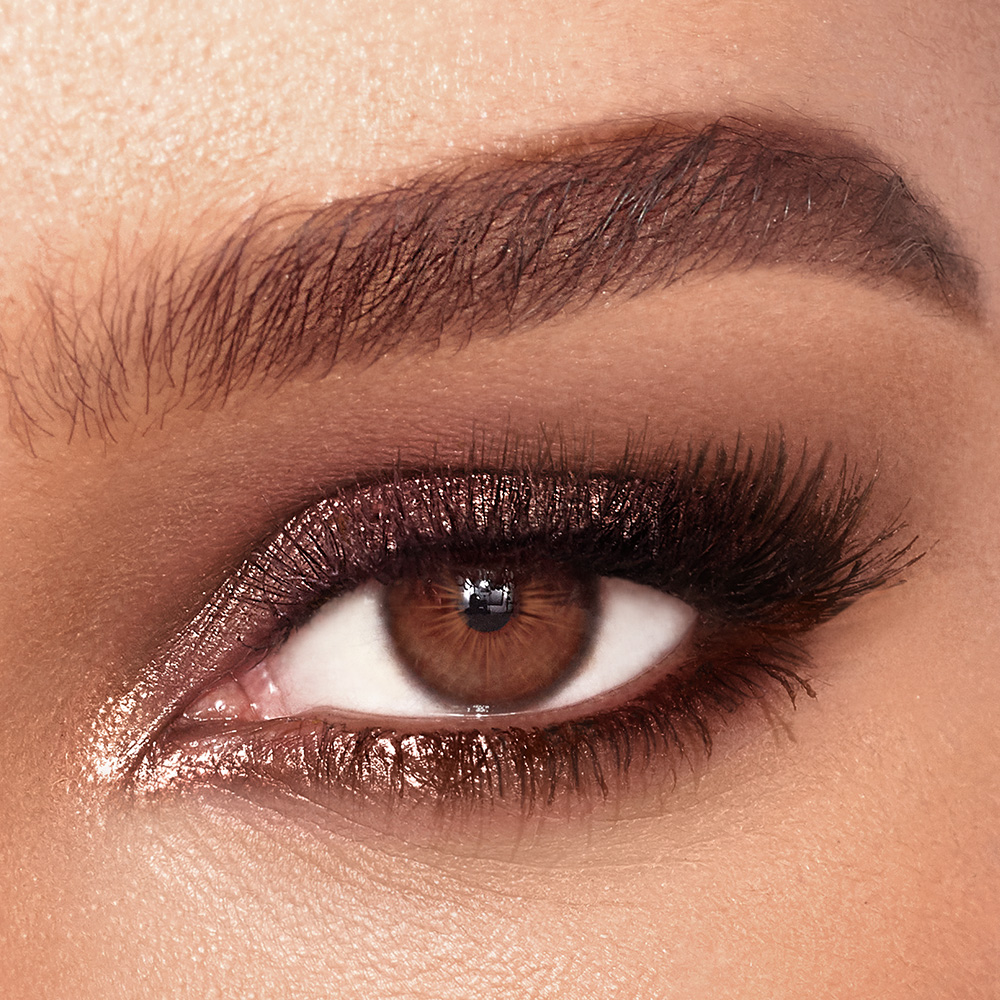 Modella che indossa un trucco occhi sfumato con la matita ombretto Colour Chameleon in Dark Pearl