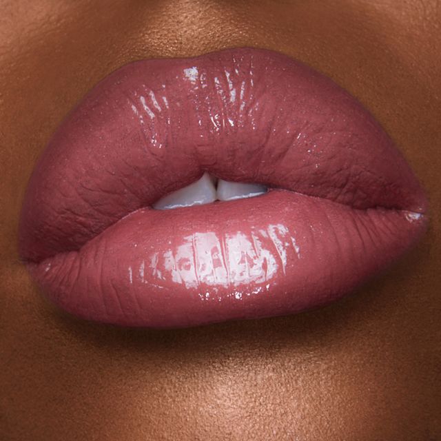 Model wearing 90s Pink and Rose to Fame lip liner and lipstick combination