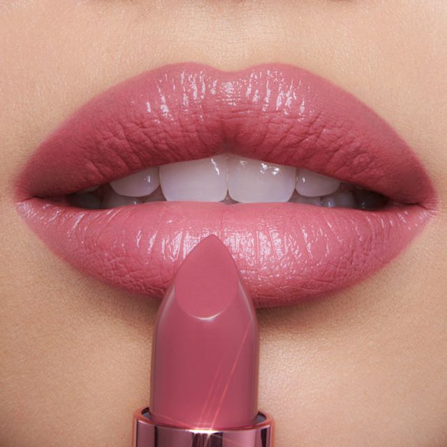 Primo piano delle labbra con rossetto rosa malva Rose To Fame su pelle chiara