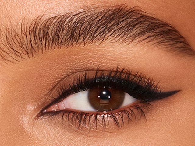 La modella indossa la matita eyeliner The Classic come un favoloso eyeliner alato con guizzo felino