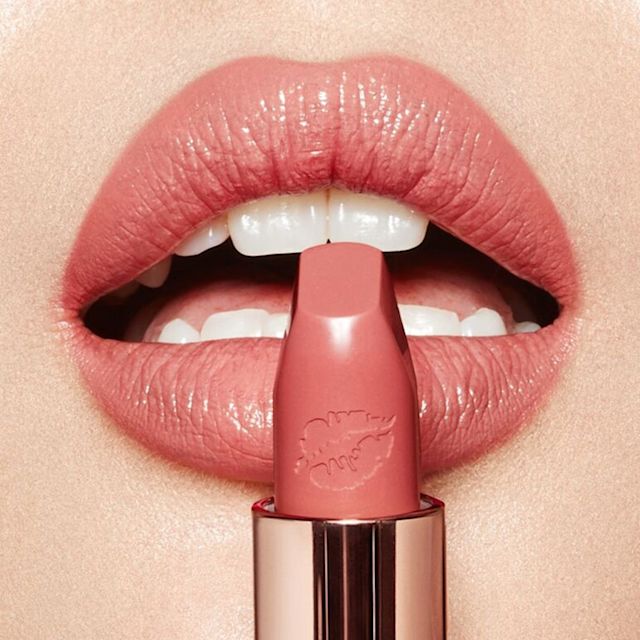 Primo piano delle labbra con rossetto rosa chewing-gum In Love With Olivia su pelle chiara