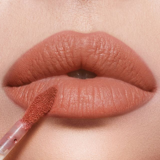 Primo piano delle labbra con rossetto nude freddo Nude Blur su pelle chiara