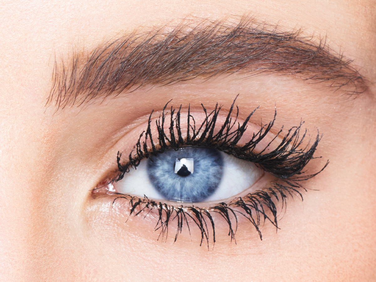 Modèle portant le mascara Legendary Lashes Volume 2