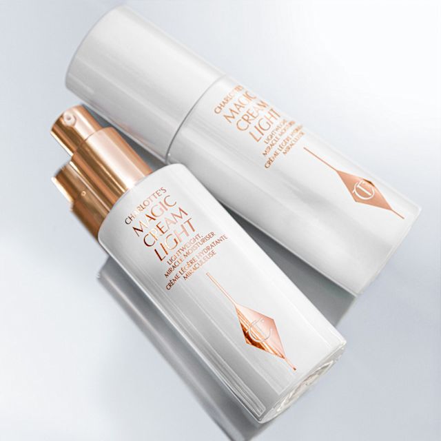 Deux crèmes pour le visage, l'une avec son bouchon et l'autre sans, dans des flacons de couleur blanche avec distributeurs à pompe. 