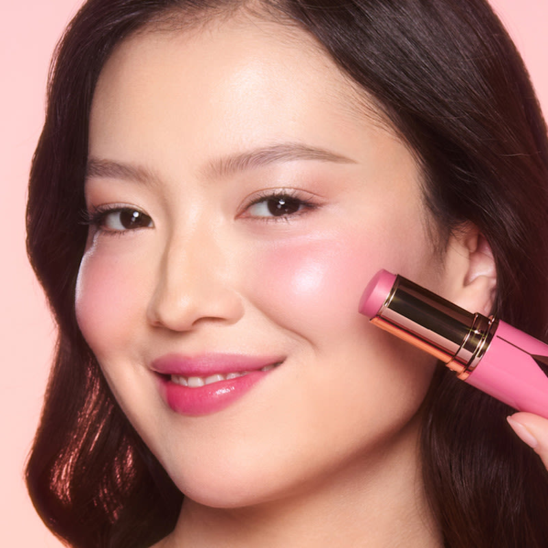How to apply blush for heart face shape