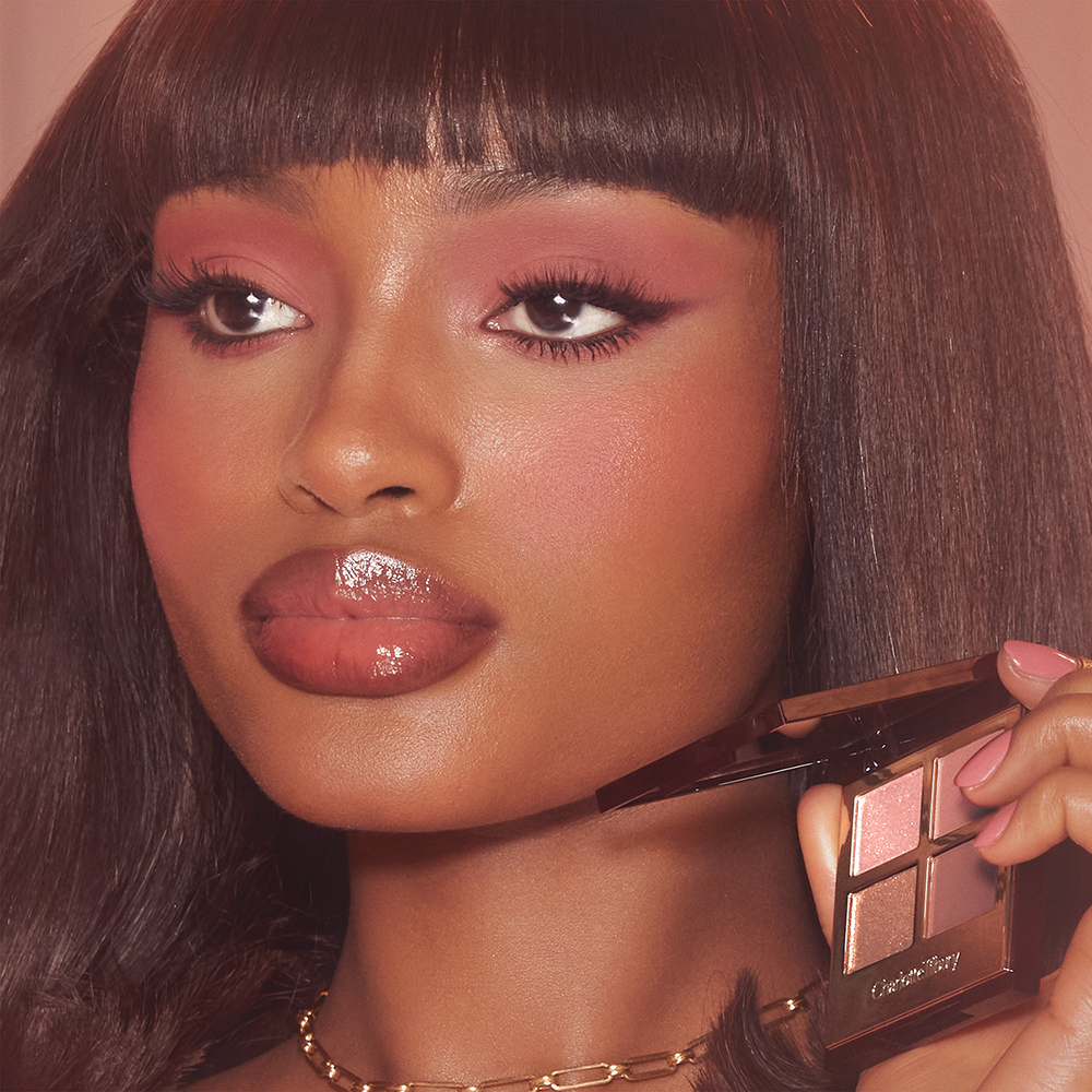 Blessing indossa un make-up occhi da sirena per la campagna di Charlotte Pillow Talk Party