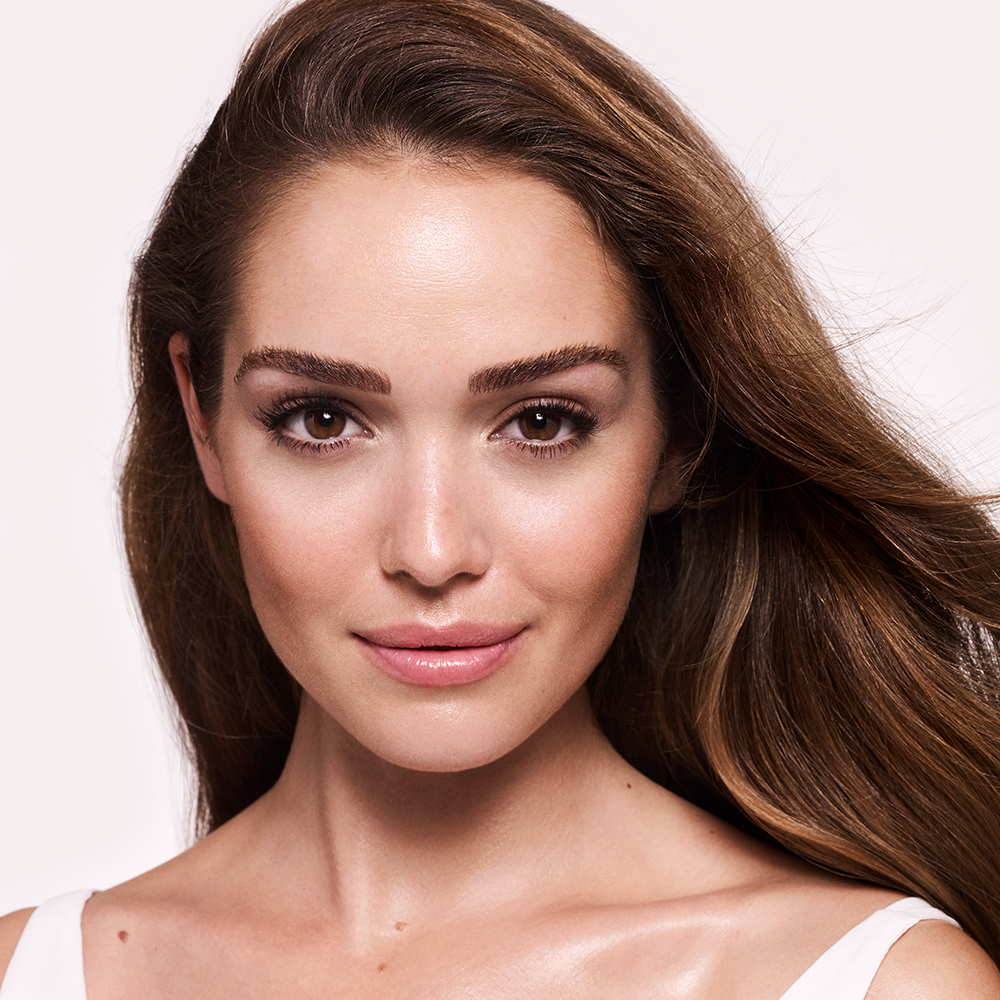 Model wearing Wonderglow face primer for a glowy complexion without foundation