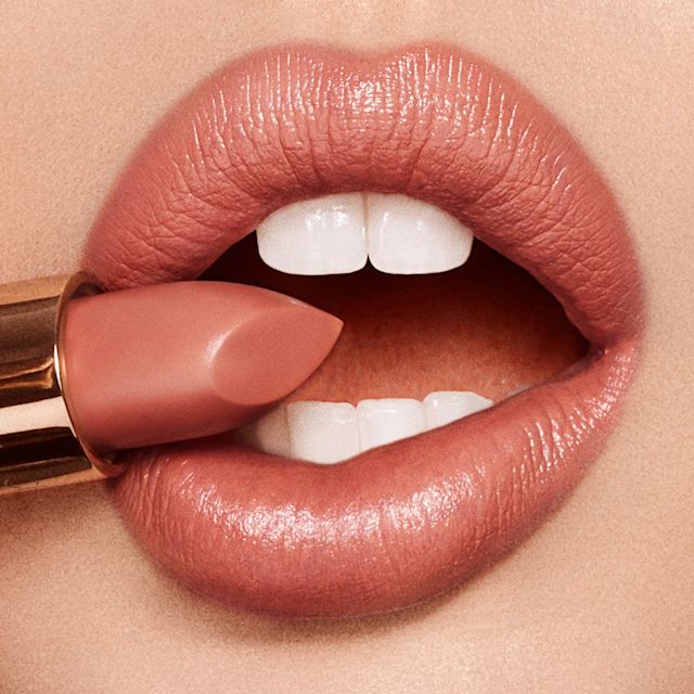 Primo piano delle labbra con rossetto corallo rosato Stoned Rose su pelle chiara