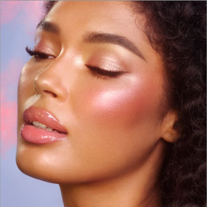 PINKGASM SUNSET BEAUTY LIGHT WAND ON MEDIUM SKIN TONE MODEL PINKGASM SUNSET BEAUTY LIGHT WAND ON MEDIUM SKIN TONE MODEL