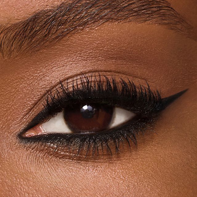 Gros plan sur un œil avec l'eye-liner noir Bedroom Black