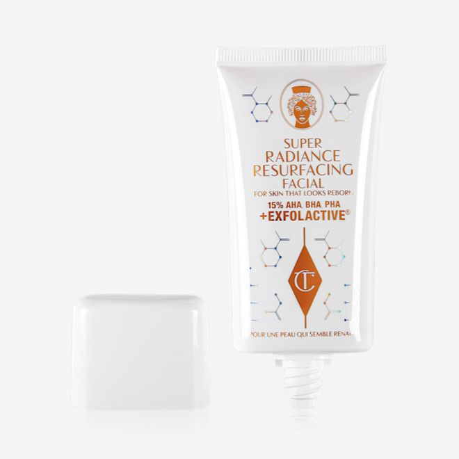 Super Radiance Resurfacing Facial ouvert Un masque chimique exfoliant à rincer dans un tube de couleur blanche à côté de son bouchon.