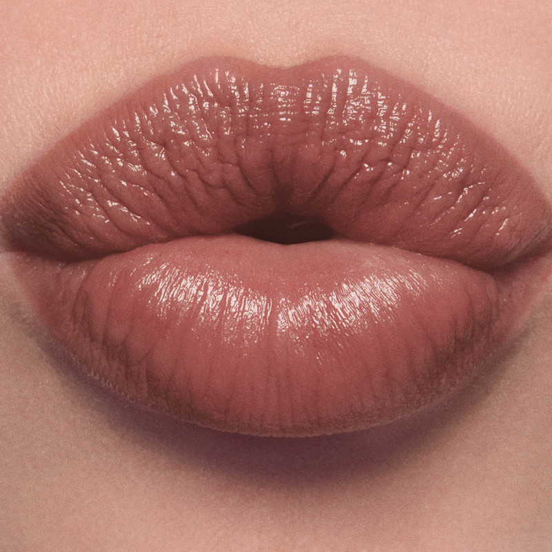 Nude Lipstick on fair skin 90s Kiss