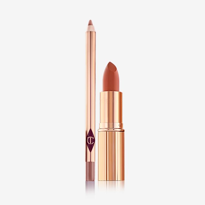 KISSING Lip Cheat Kit open An open lip liner pencil and an open lipstick with a satin finish in a gold-coloured tube.