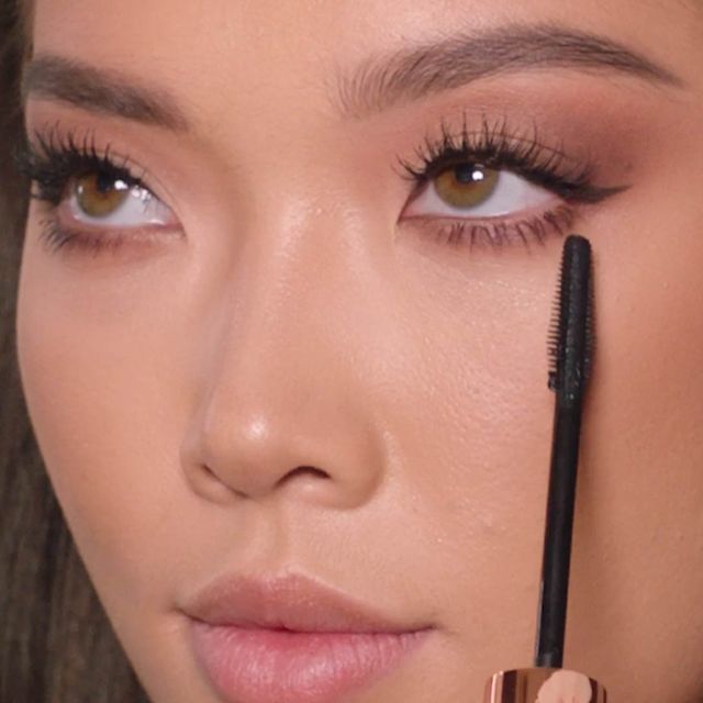 Step 9 in Charlotte's 90s Makeup Look: apply mascara