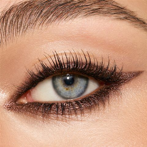 Mannequin avec des yeux bleus portant un look de ligneur bronze utilisant le crayon ligneur kajal Rock N Kohl en Smokey Bronze