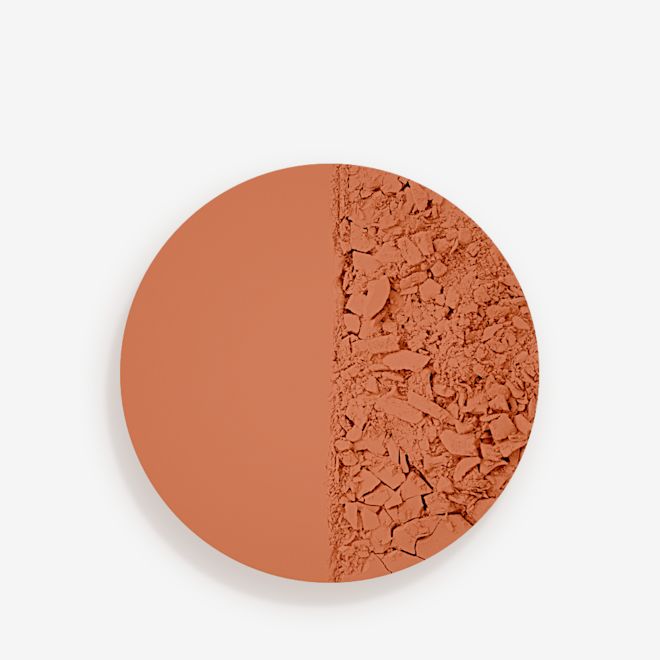 Airbrush Flawless Finish in Shade 4 swatch Swatch of a red-clay-brown-coloured setting powder compact.