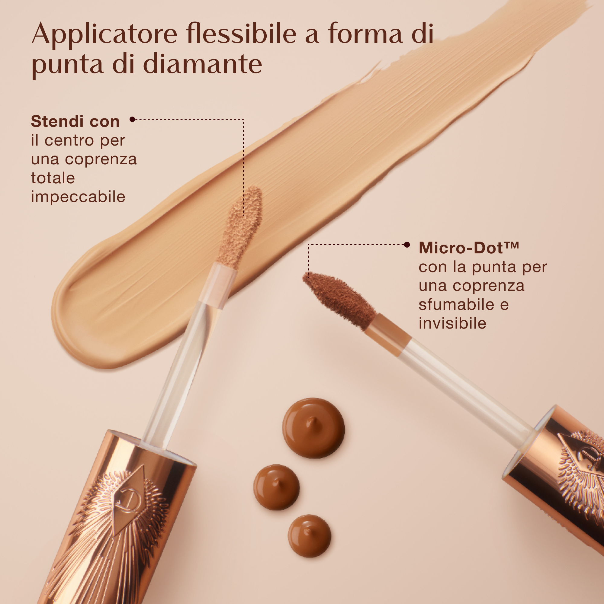 Applicatori Charlotte Tilbury Airbrush Flawless Concealer con punte a forma di diamante, mostrate insieme a una passata di prodotto e a dei puntini, che evidenziano "Swipe" per una coprenza totale e "Micro-Dot™" per una coprenza uniforme.