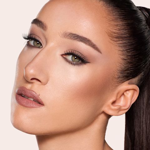 Look de maquillage nude de Bella Tilbury réalisé avec la collection Super Nudes de Charlotte Tilbury