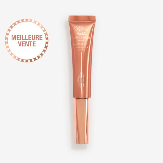 Enlumineur Beauty Light Wand en Pillow Talk Medium Une baguette d'enlumineur, conditionnée dans un tube rose-pêche réfléchissant avec un bouchon rose-doré.