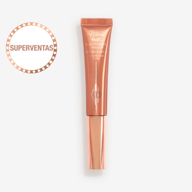 Iluminador Beauty Light Wand en Pillow Talk Medium una varita de iluminador, en un tubo reflectante de color rosa aduraznado con tapa en oro rosado.