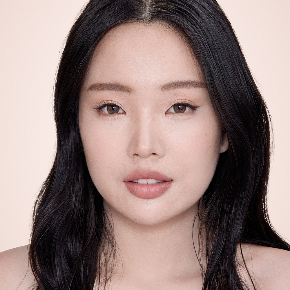 Model with a flawless complexion wearing Airbrush Flawless Concealer. 