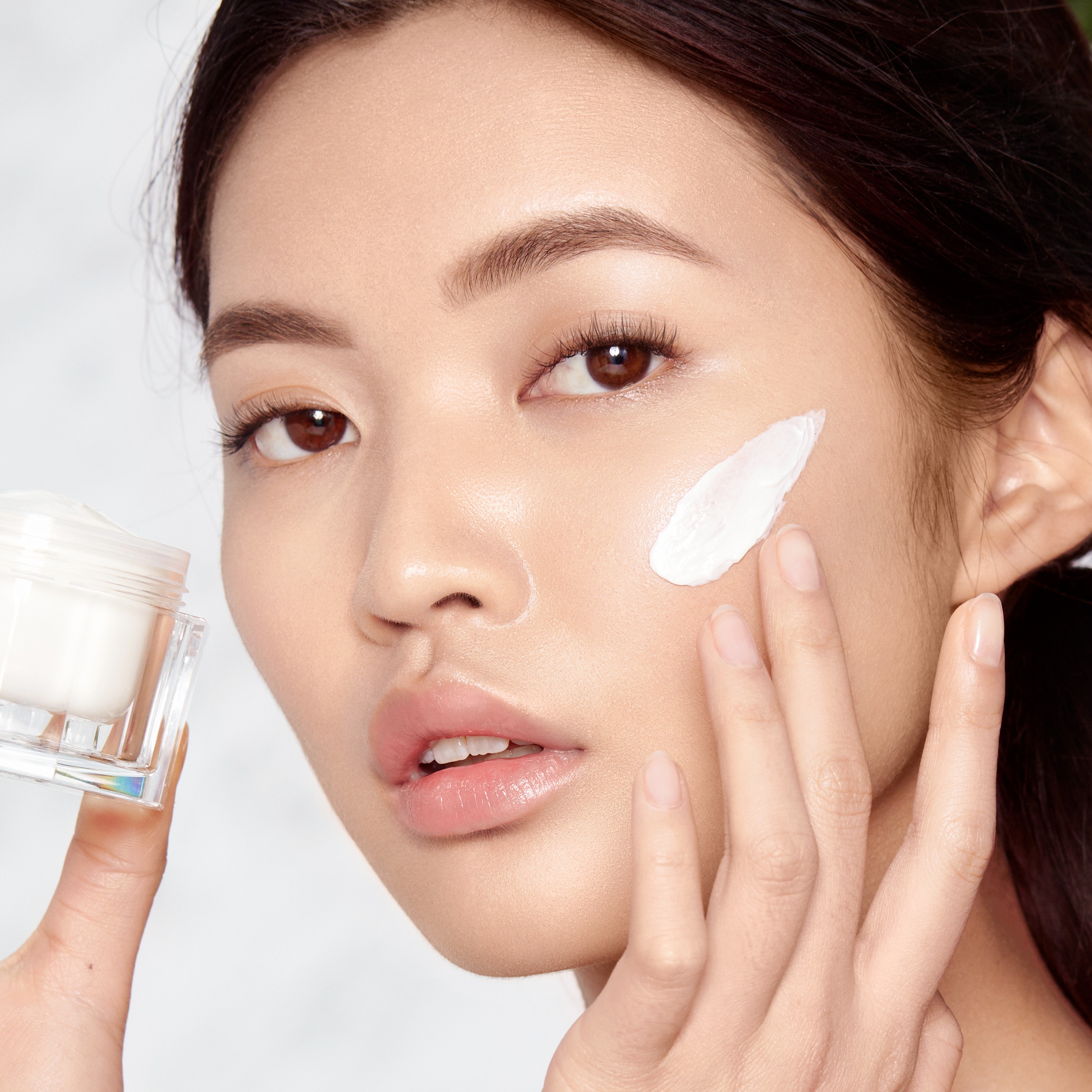 Immagine dell'applicazione della Magic Cream sulla modella Kat