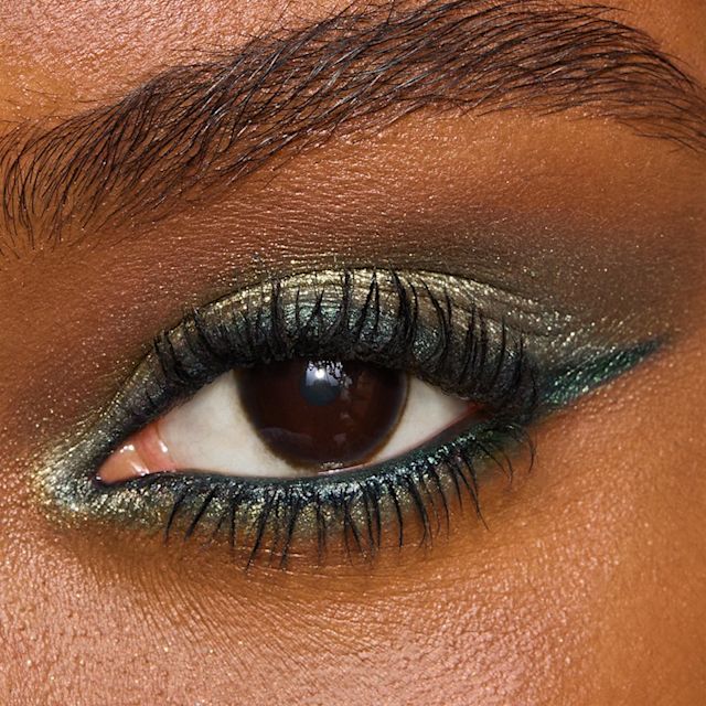 Mannequin aux yeux marron portant un look de fard à paupières vert Emerald Effect