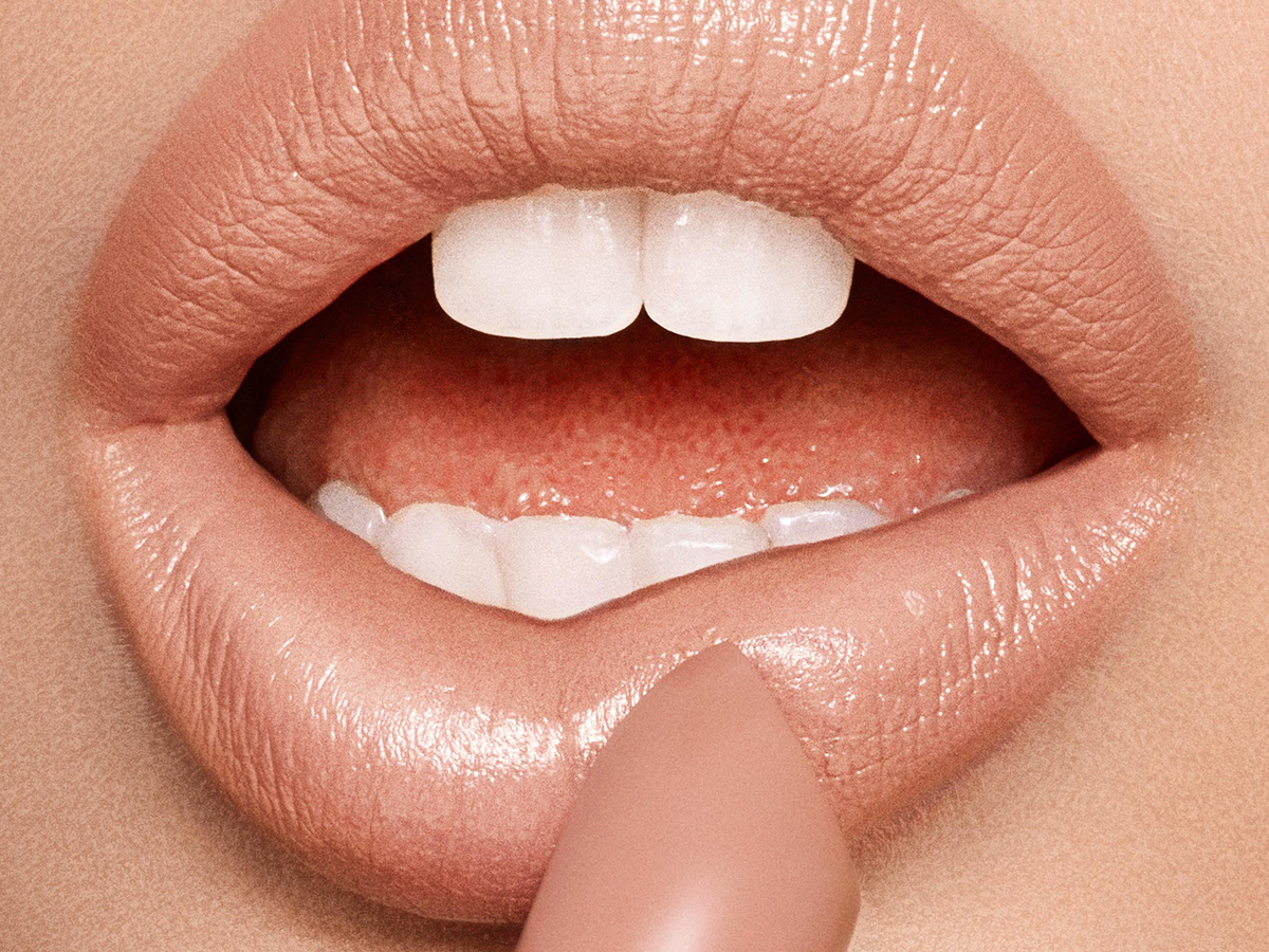 K.I.S.S.I.N.G. Lipstick in Nude Kate lip close up