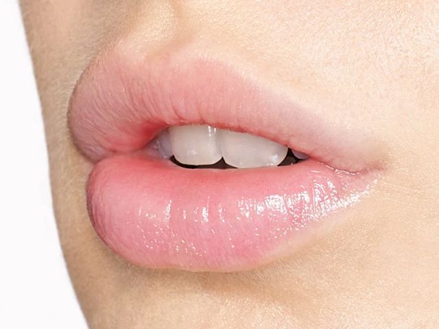 Primer plano de los labios hidratados de la modelo tras seguir el primer paso de la rutina de Charlotte para aplicar el perfilador de labios