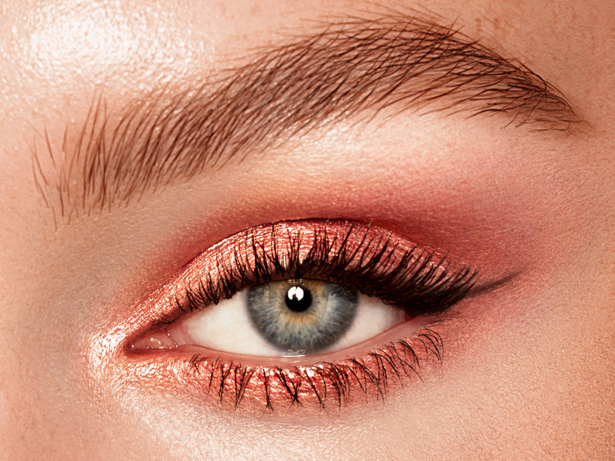 Rose gold Eyes to Mesmerise des yeux verts en gros plan 