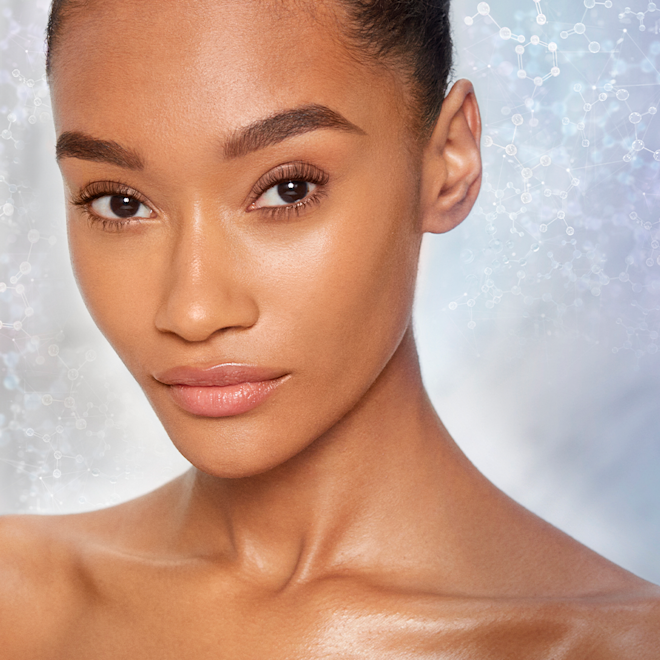 Invisible UV Flawless Poreless Primer on deep-tone Deep-tone model wearing a smoothing primer with a satin-finish.