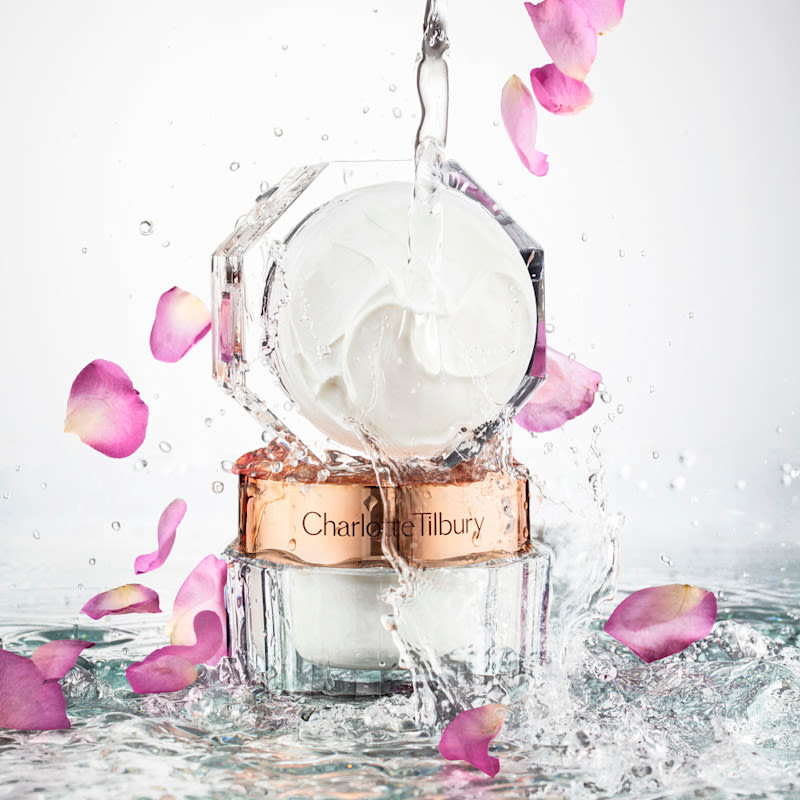 Crème hydratante Magic Cream de Charlotte, hydratation intense, eau et pétale de rose - nature morte