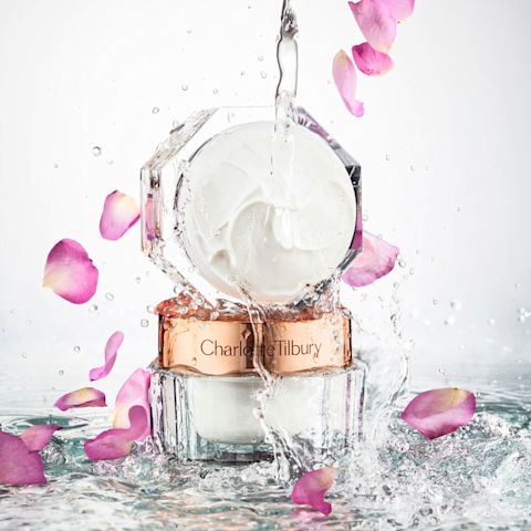Crema hidratante intensamente hidratante Magic Cream de Charlotte agua y bodegón de pétalos de rosa