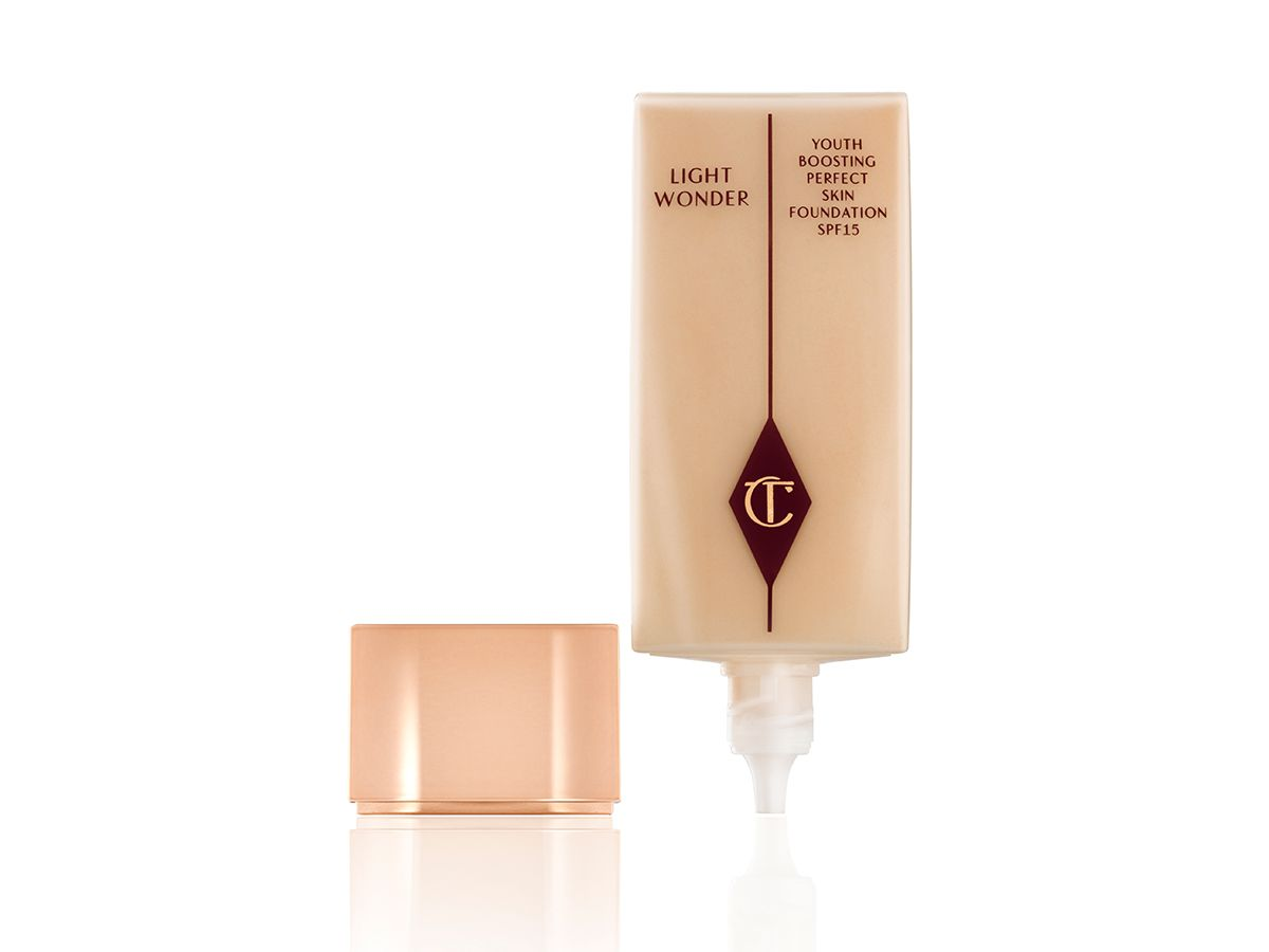 A foundation in light beige colour in rectangular packaging with a metallic, rose gold-coloured lid. 