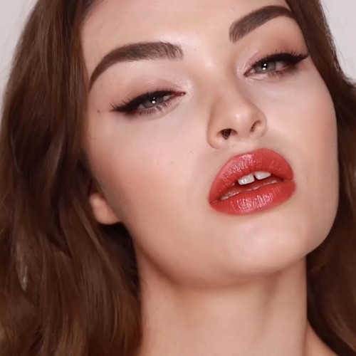 K I S S I N G En Sweet Blossom Una Barra De Labios En Rojo Oxido Rosado Charlotte Tilbury