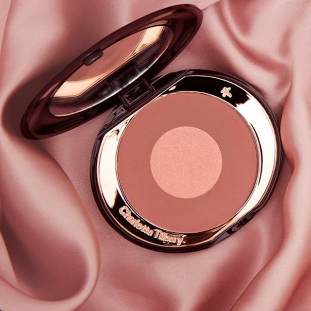 El rubor Cheek to Chic de Charlotte Tilbury es un blush en polvo de dos tonos diseñado para lograr un acabado natural y luminoso.