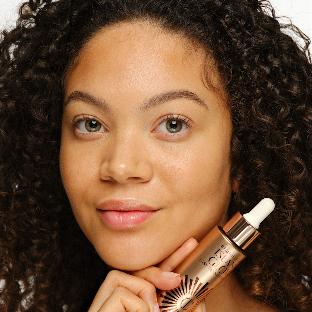 Bronzed model 4 days after applying beautiful skin island glow easy tanning drops