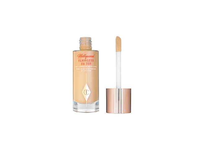 Hollywood Flawless Filter est l'amplificateur d'éclat emblématique de Charlotte pour créer un teint radieux digne d'Hollywood.