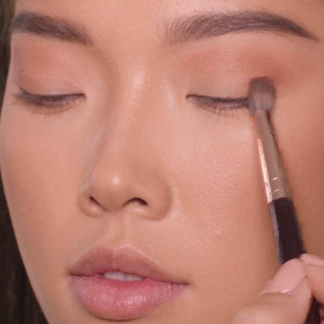 Step 6 in Charlotte's 90s Makeup Look: apply eyeshadow to the outer corners of the eyes