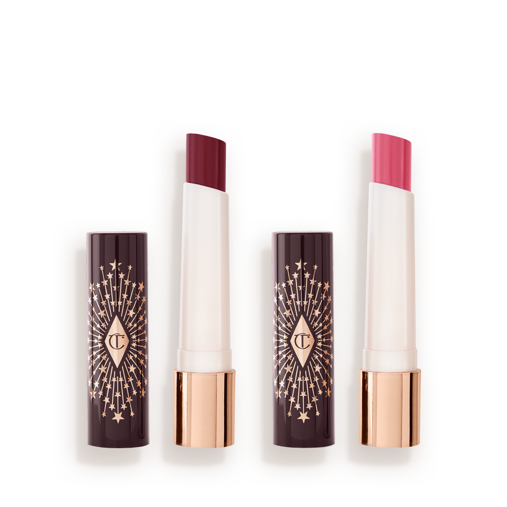 Dos bálsamos labiales hidratantes abiertos en tonos nude rosa y rosa melocotón. 