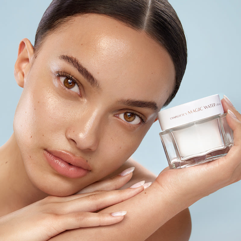 Aliana nach dem Auftrag von Charlotte's Magic Water Cream für eine ganzjährige Feuchtigkeitspflege