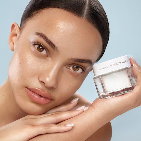 Aliana après l'application de la Charlotte's Magic Water Cream pour une peau hydratée tout au long de l'année.